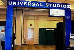 Universal show display arch